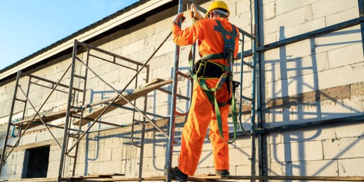 السقالات بالإيجار